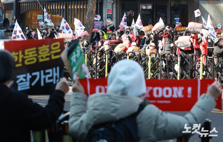 尹 선고 앞두고 서초동 ‘폭풍전야’