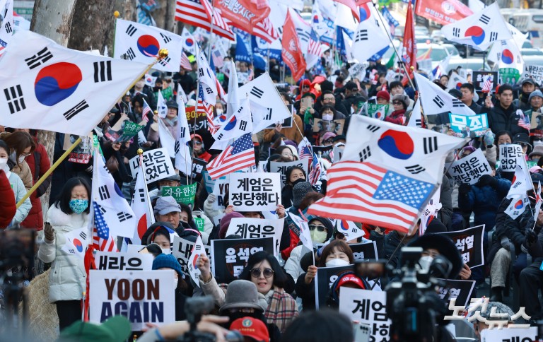 尹 선고 앞두고 서초동 ‘폭풍전야’