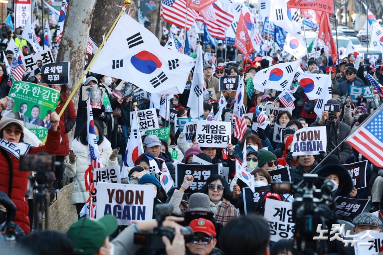 尹 선고 앞두고 서초동 ‘폭풍전야’