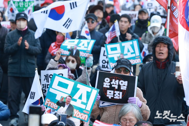 尹 선고 앞두고 서초동 ‘폭풍전야’