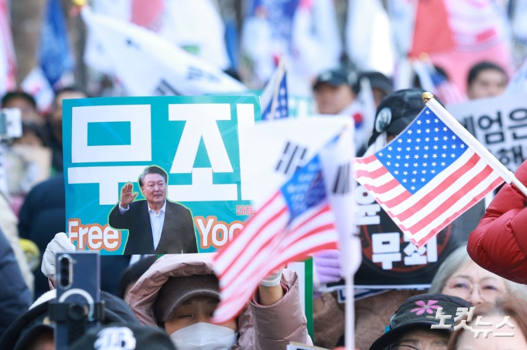 尹 선고 앞두고 서초동 ‘폭풍전야’