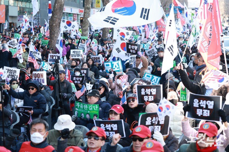 尹 선고 앞두고 서초동 ‘폭풍전야’