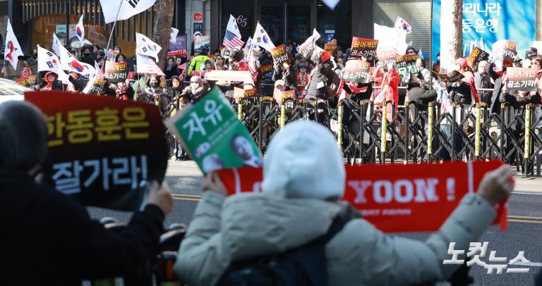 尹 선고 앞두고 서초동 ‘폭풍전야’