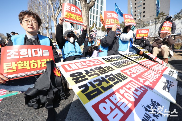 尹 선고 앞두고 서초동 ‘폭풍전야’