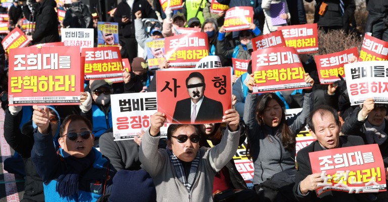 尹 선고 앞두고 서초동 ‘폭풍전야’