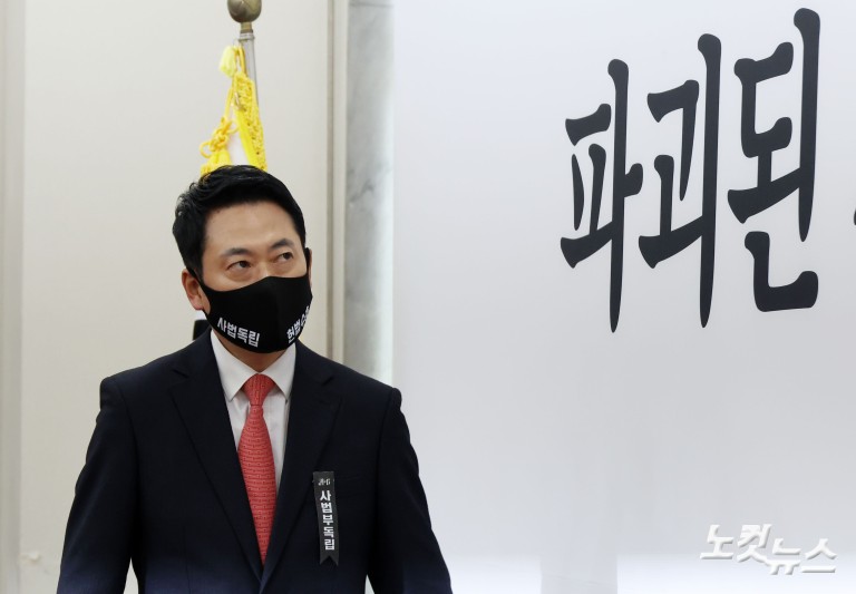 검정마스크 쓴 국민의힘