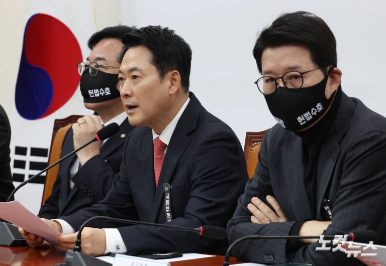 검정마스크 쓴 국민의힘