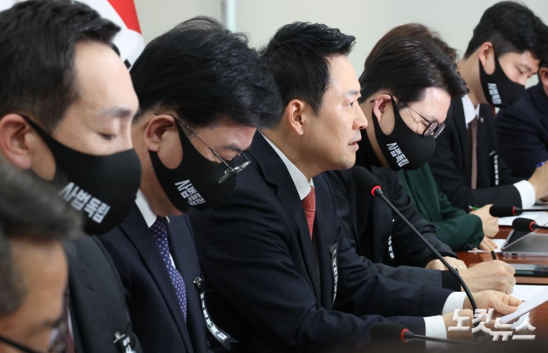 검정마스크 쓴 국민의힘