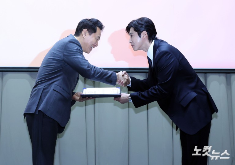 서울시, 유노윤호·임원희 등 유공납세자 표창