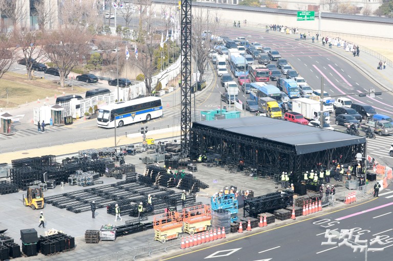 BTS 컴백 공연 무대 준비로 분주한 광화문광장