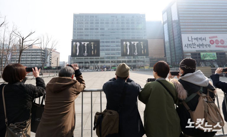 BTS 컴백 공연 무대 준비로 분주한 광화문광장