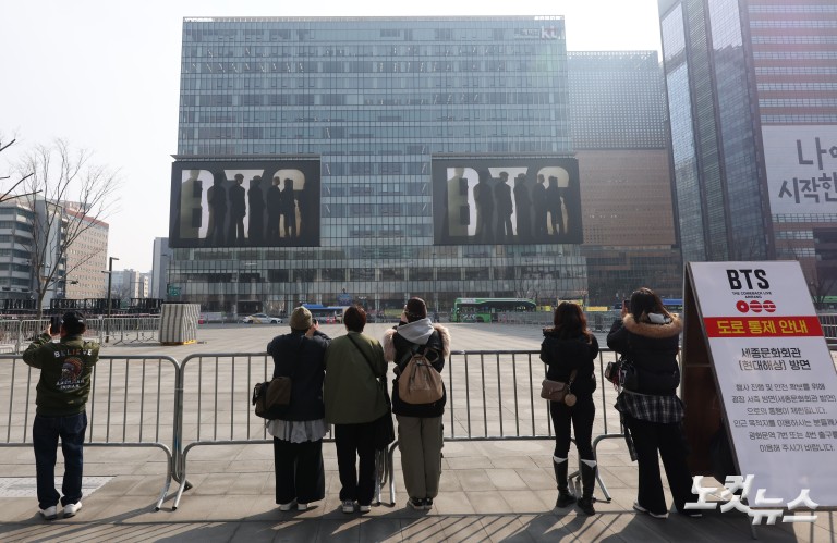 BTS 컴백 공연 무대 준비로 분주한 광화문광장