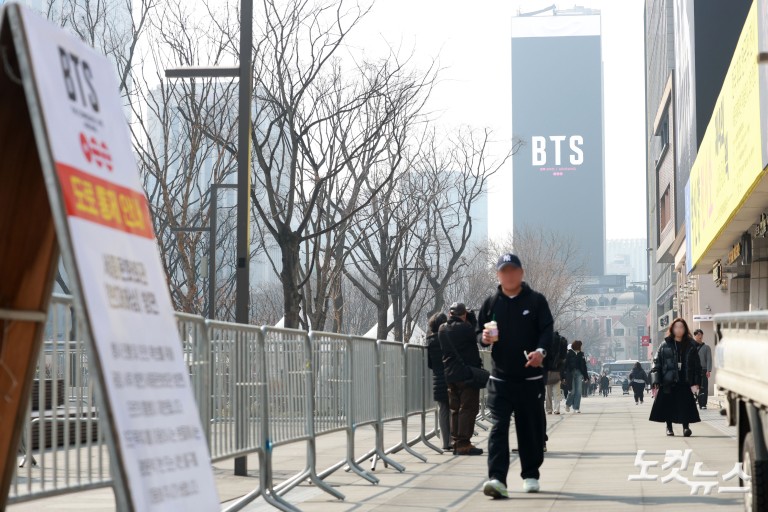 BTS 컴백 공연 무대 준비로 분주한 광화문광장