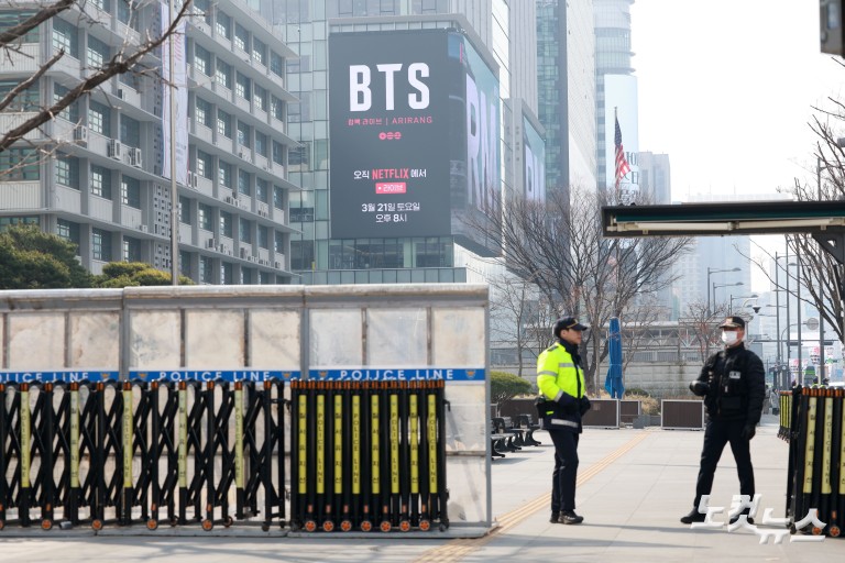 BTS 컴백 공연 무대 준비로 분주한 광화문광장