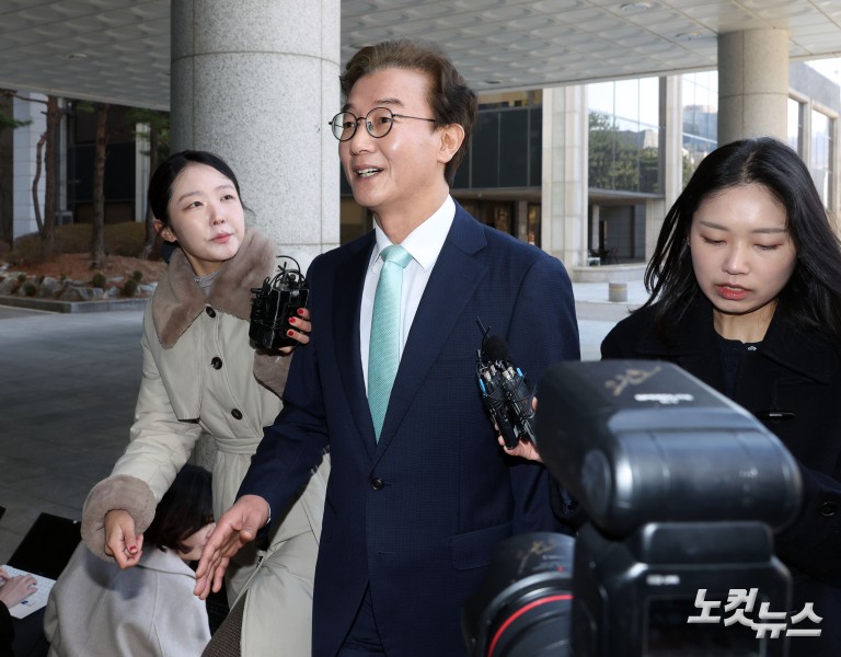 '통일교 금품 수수 의혹' 전재수, 합수본 첫 출석