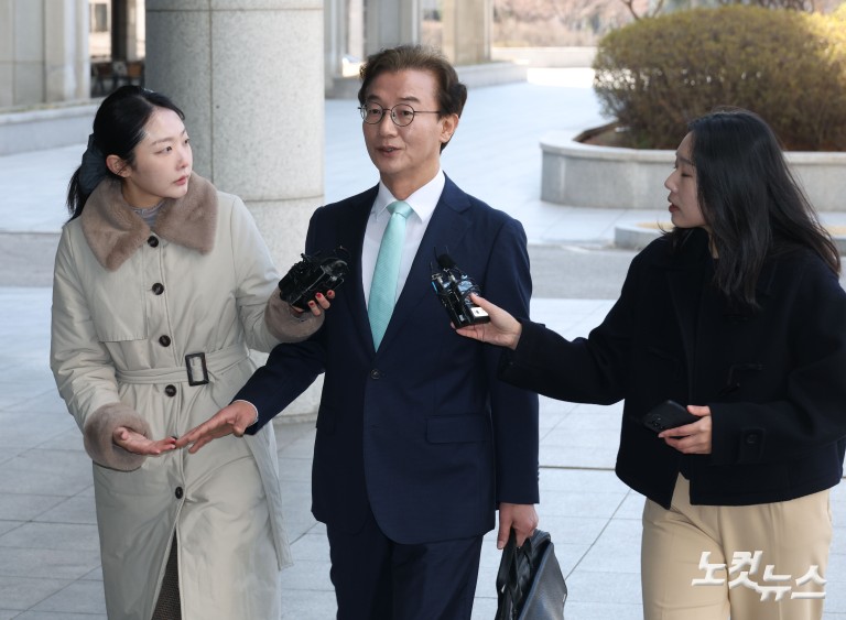 '통일교 금품 수수 의혹' 전재수, 합수본 첫 출석