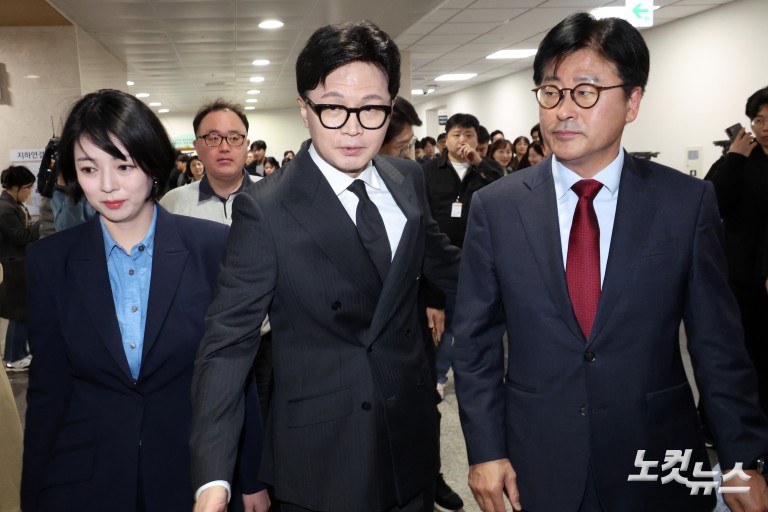 김종혁 전 최고위원 기자회견 참석한 한동훈-배현진