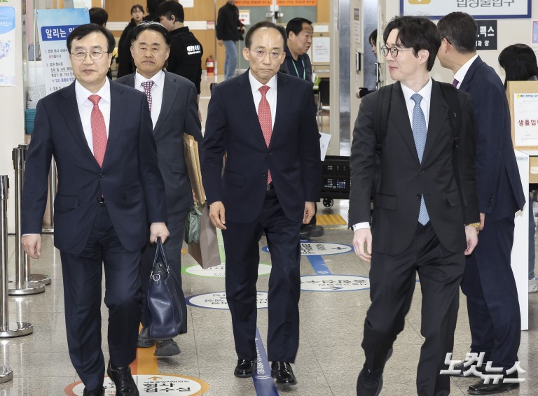 '계엄해제 표결방해' 추경호, 첫 공판 출석