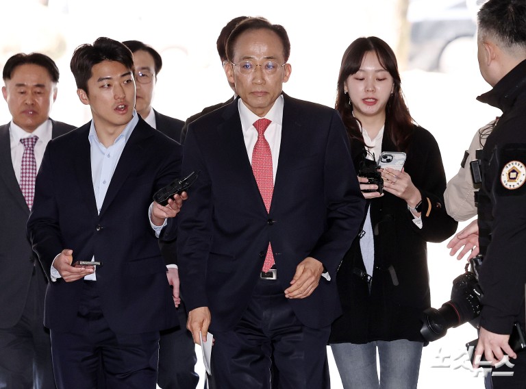 '계엄해제 표결방해' 추경호, 첫 공판 출석