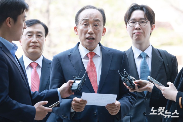 '계엄해제 표결방해' 추경호, 첫 공판 출석