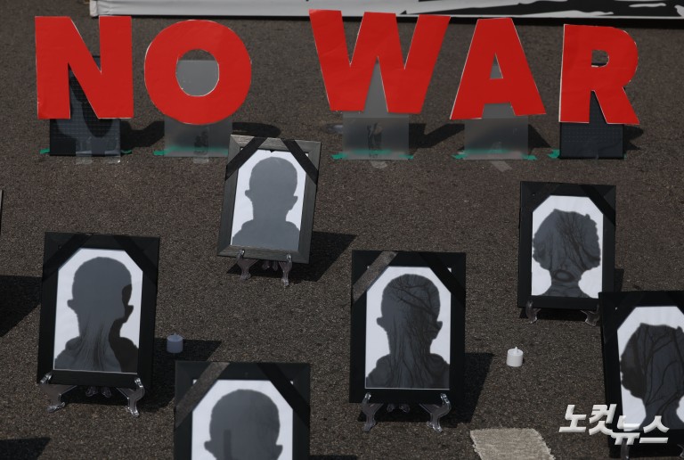 이란 초등학교 폭격 희생자 추모