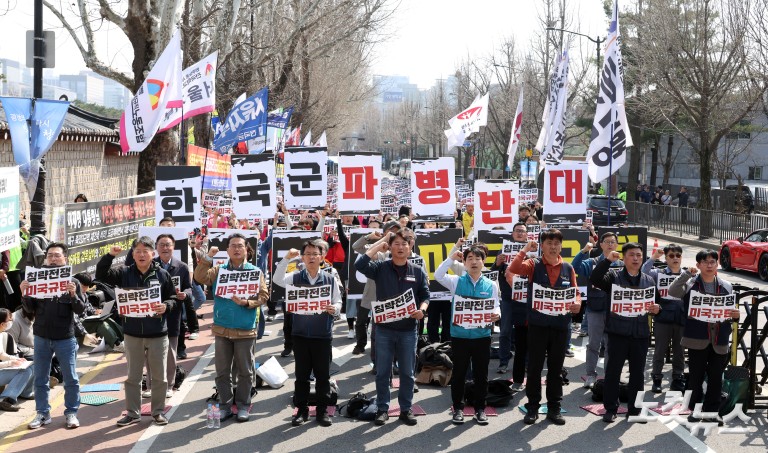 이란 초등학교 폭격 희생자 추모