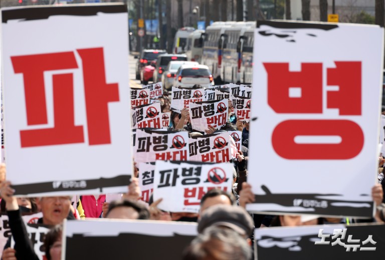 이란 초등학교 폭격 희생자 추모