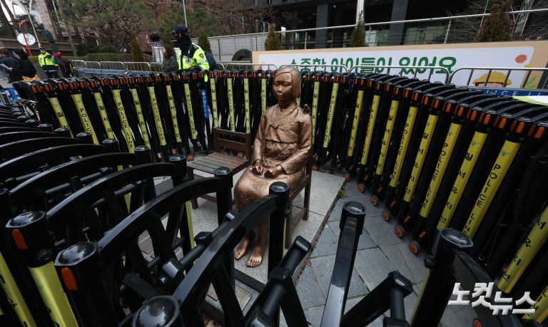 소녀상 상태 확인하는 김서경 작가