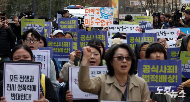 소녀상 상태 확인하는 김서경 작가