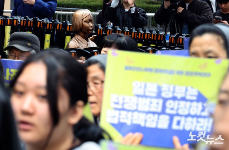 소녀상 상태 확인하는 김서경 작가