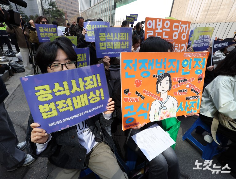 소녀상 상태 확인하는 김서경 작가