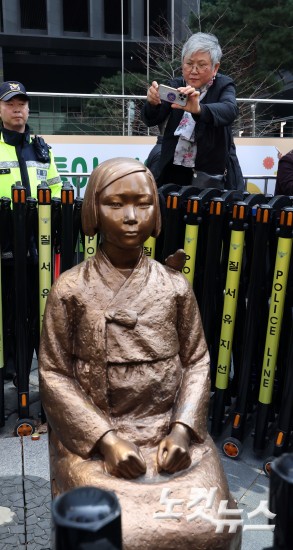 소녀상 상태 확인하는 김서경 작가