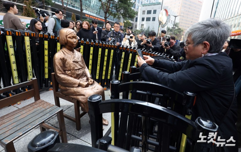 소녀상 상태 확인하는 김서경 작가