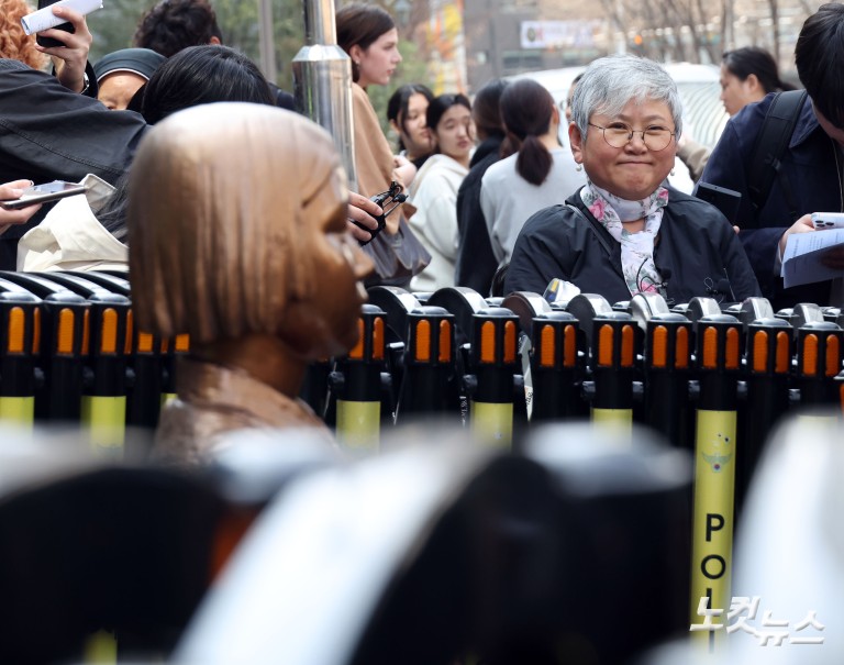 소녀상 상태 확인하는 김서경 작가