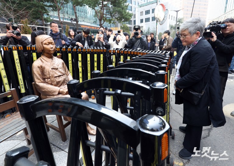 소녀상 상태 확인하는 김서경 작가