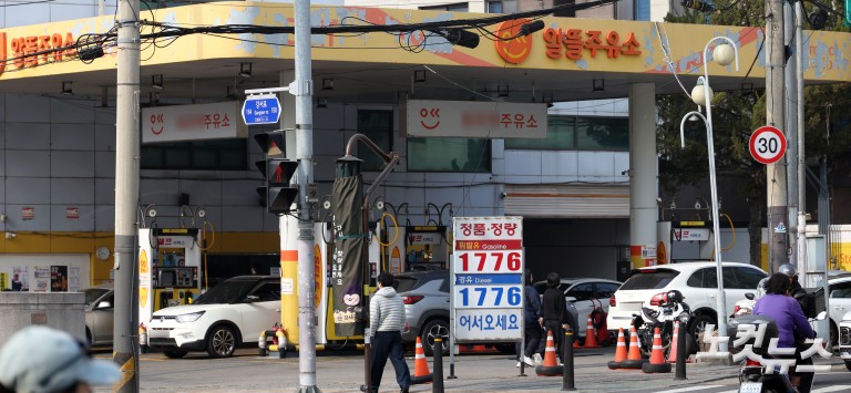 2차 석유 최고가격제 시행…휘발유·경유 210원↑