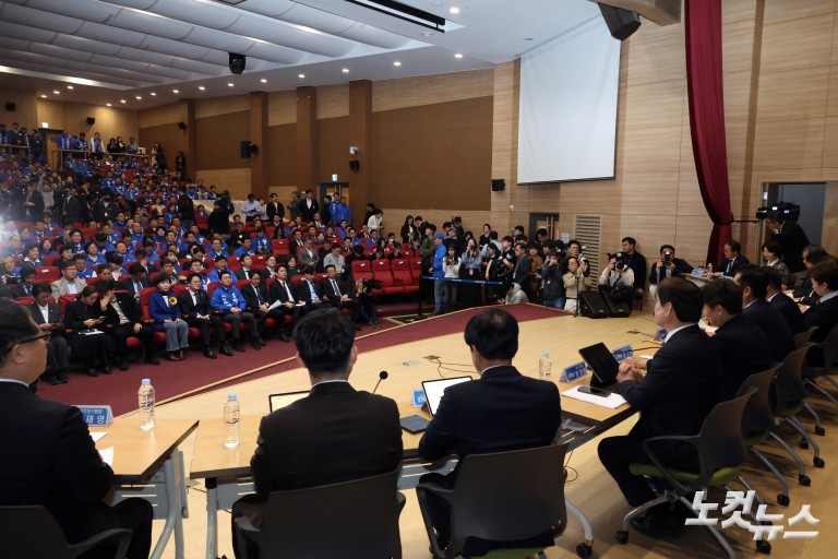 민주당, 국회에서 서울 현장 최고위원회의