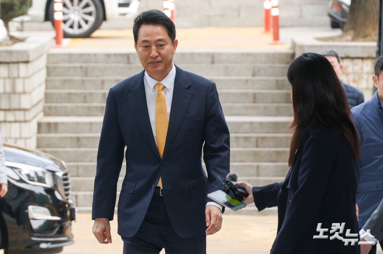 오세훈, '여론조사비 대납 의혹' 재판 출석…김영선 증인신문