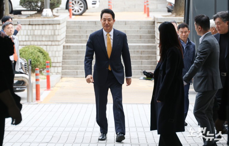 오세훈, '여론조사비 대납 의혹' 재판 출석…김영선 증인신문