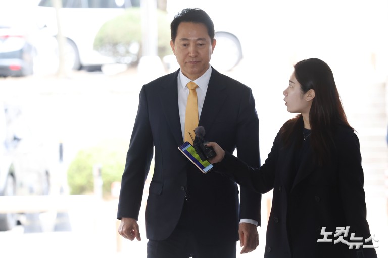 오세훈, '여론조사비 대납 의혹' 재판 출석…김영선 증인신문