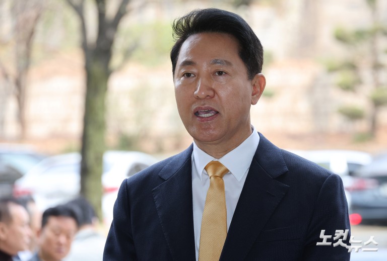 오세훈, '여론조사비 대납 의혹' 재판 출석…김영선 증인신문