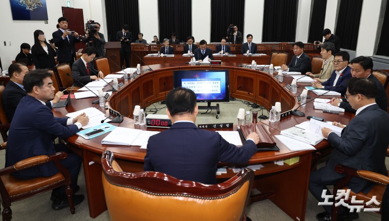 국회 정보위원회 전체회의