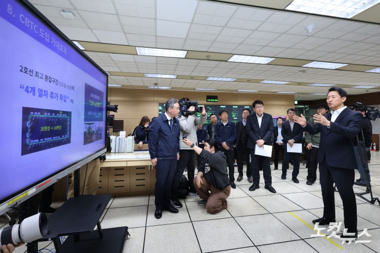 오세훈, 지하철 혼잡 줄일 '무선통신 제어시스템' 점검