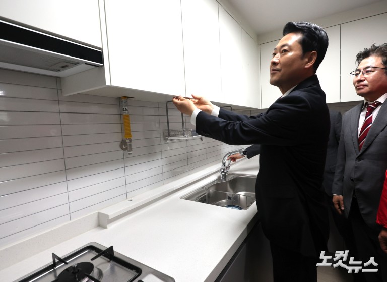 인천 '천원주택' 둘러보는 장동혁 대표