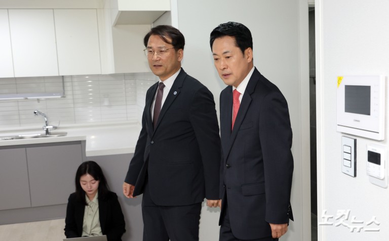 인천 '천원주택' 둘러보는 장동혁 대표