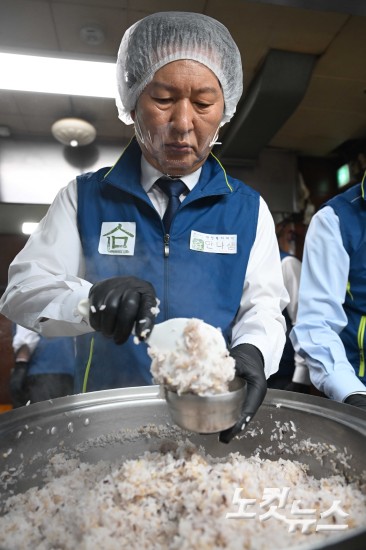 취약계층 급식 배식봉사 나선 정청래 대표
