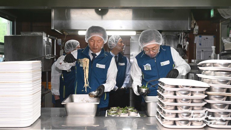 취약계층 급식 배식봉사 나선 정청래 대표