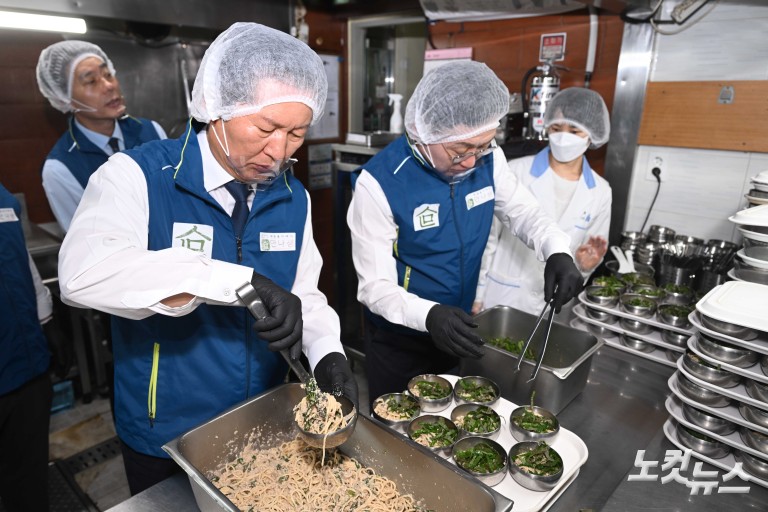 취약계층 급식 배식봉사 나선 정청래 대표