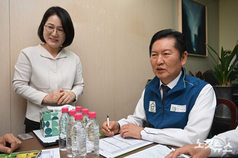 취약계층 급식 배식봉사 나선 정청래 대표