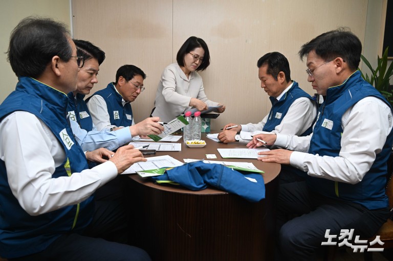 취약계층 급식 배식봉사 나선 정청래 대표